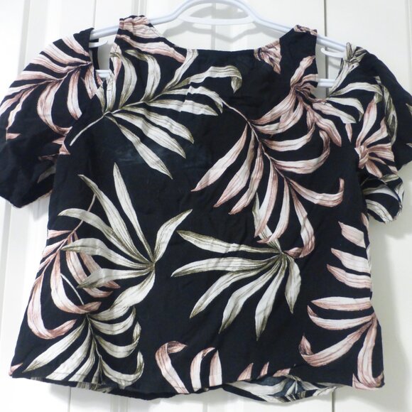 LE CHATEAU black tropical floral print cold shoulder crop top - Picture 4 of 7